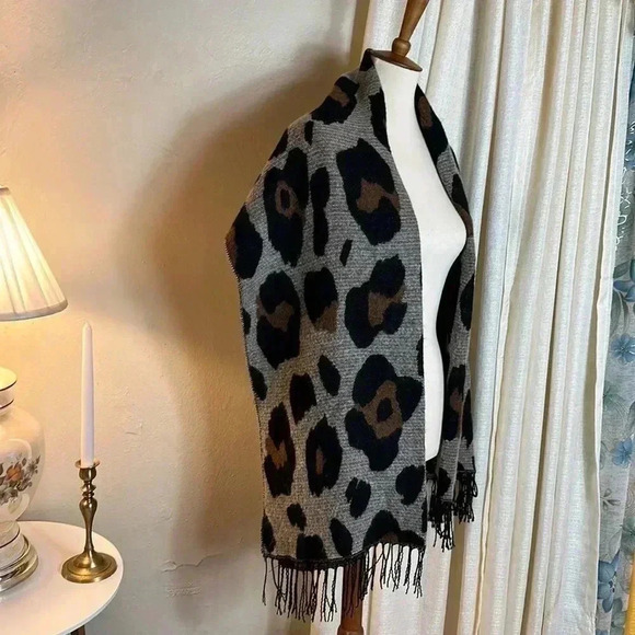 Amazon Essentials Women's Blanket Scarf Animal Print - Picture 5 of 14